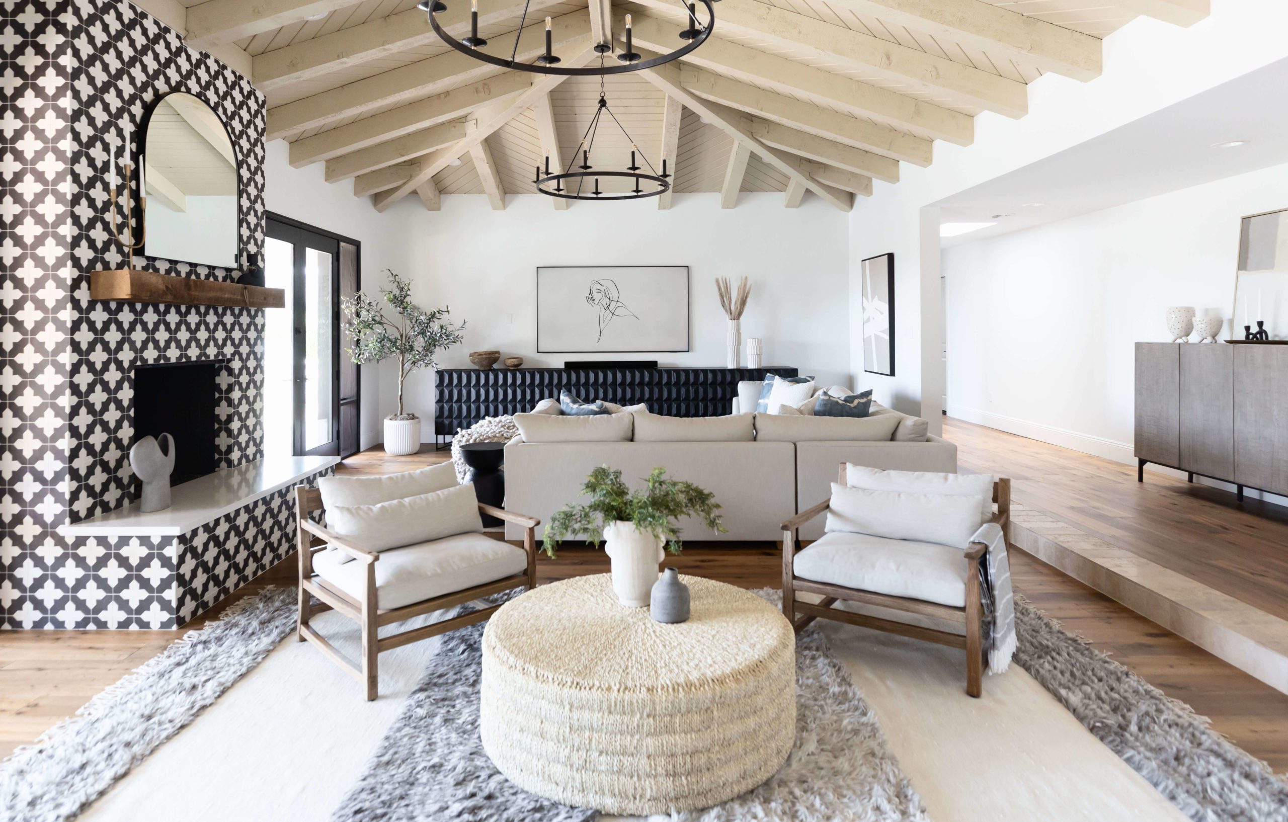 Modern vaulted living room with cozy neutral decor Modern living room with vaulted ceiling and patterned fireplace