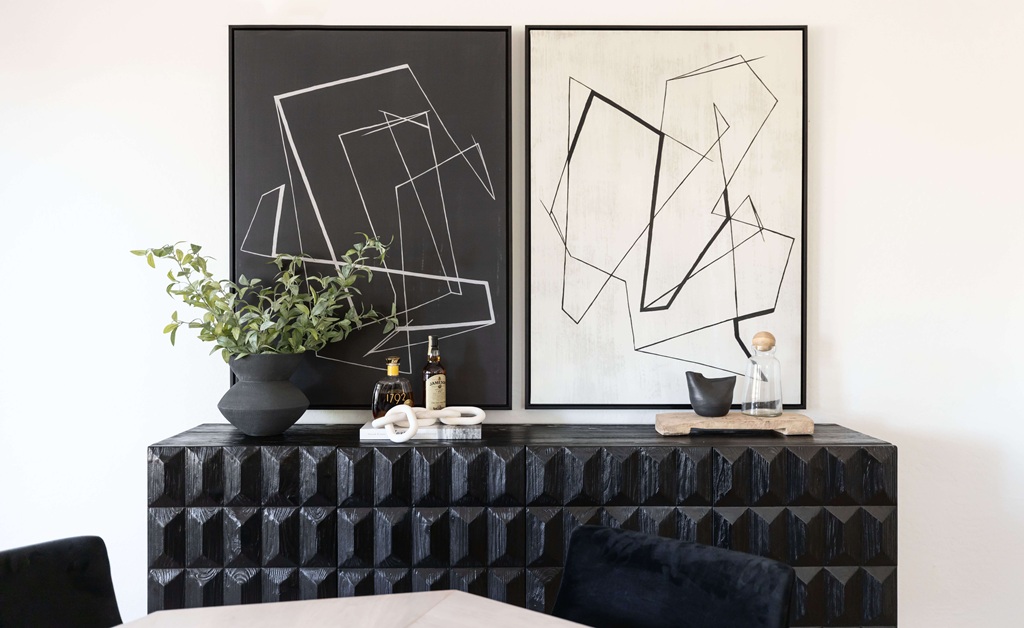Living Room Decorating Ideas with Black Furniture​