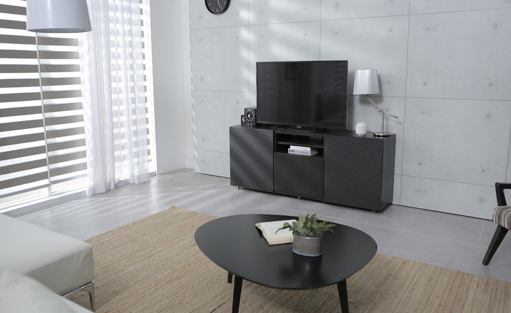 Living Room Decorating Ideas with Black Furniture​