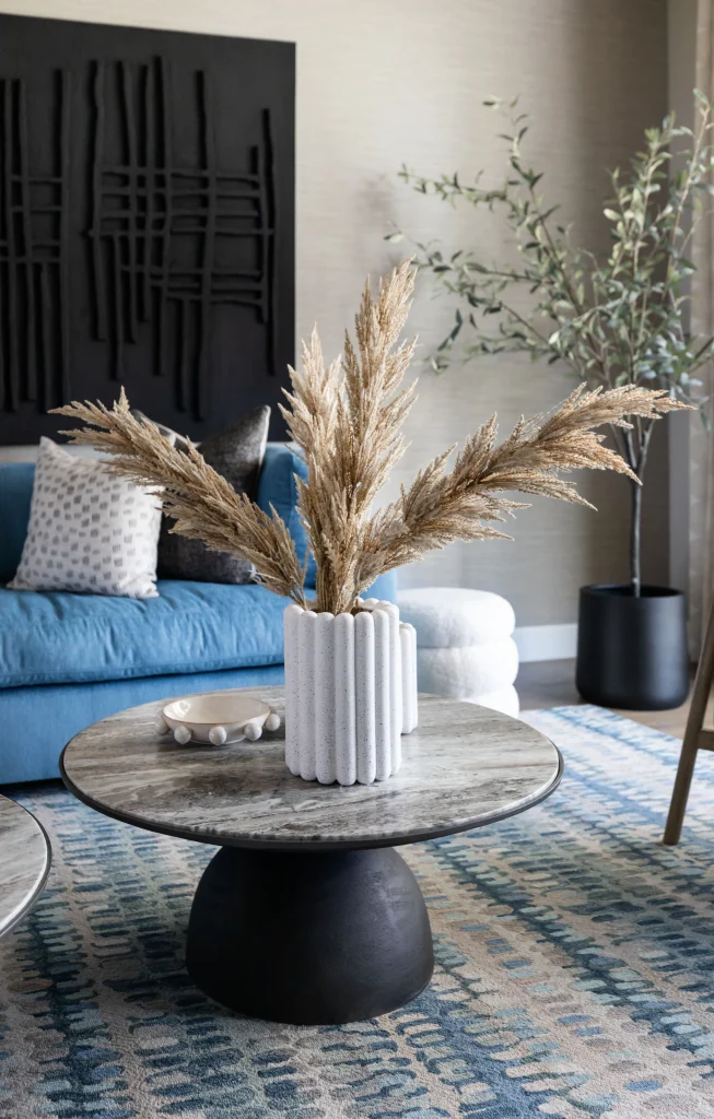 Round coffee table with vase and pampas grass